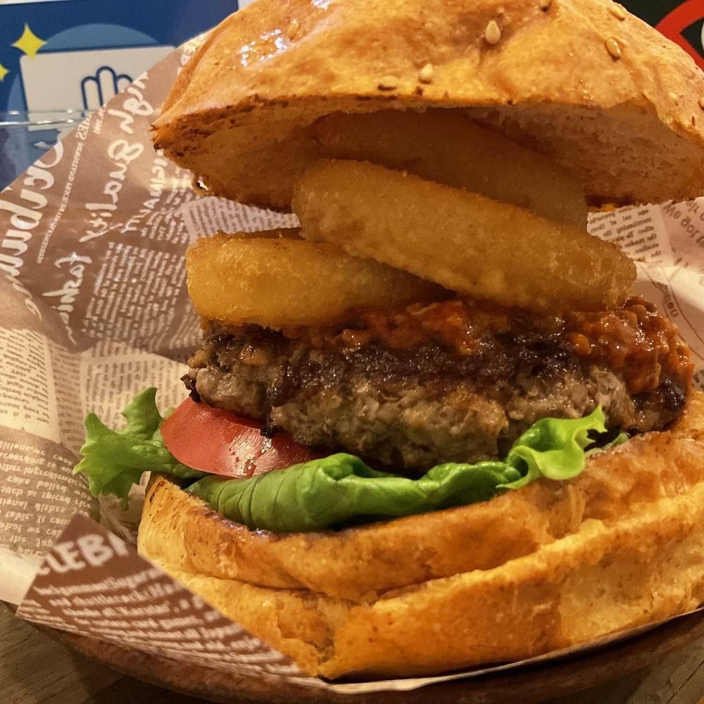 moaniAla（モアニアラ） Cafe and Diningbar 期間限定バーガー 旨辛チリバーガー[上本町6丁目] 大阪グルメバーガー